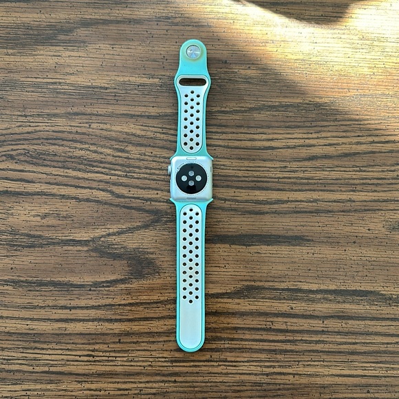 Apple Watch Series 3 38MM - Picture 2 of 3